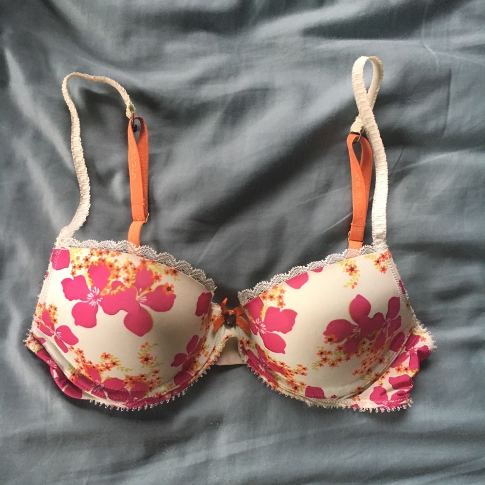Adorable Hawaiian lace bra Victoria’s Secret
